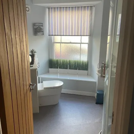 Beautiful 1 Bed In City